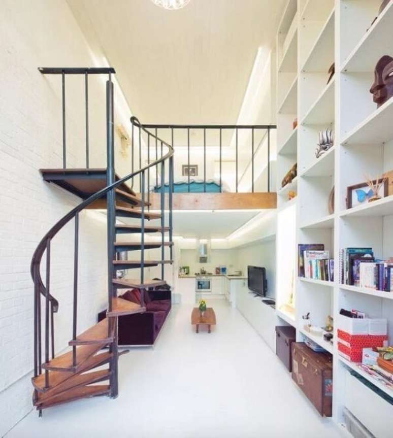 7. A escada em espiral é ideal para casa pequena com mezanino. Fonte: Coup Deville