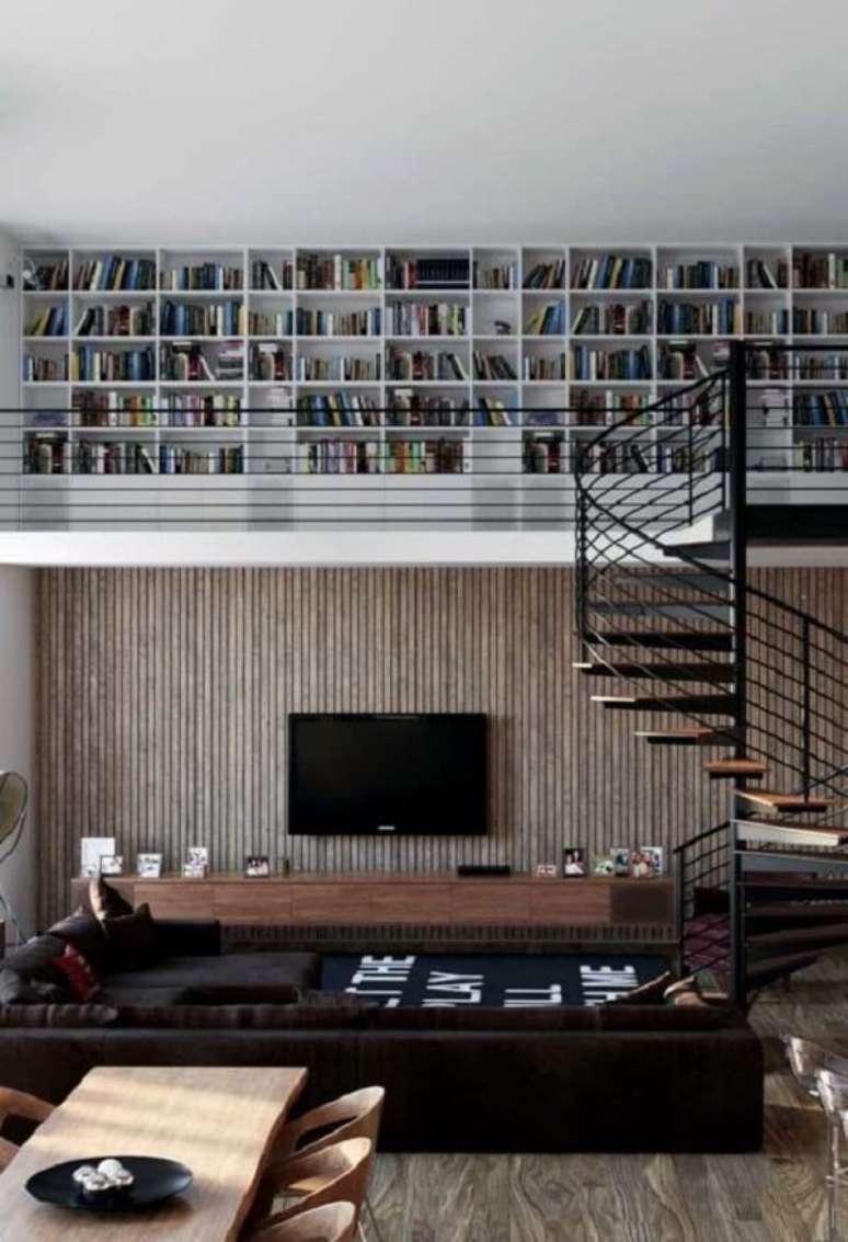 12. A escada em espiral economiza espaço no ambiente se tornando perfeita para projetos de casas com mezanino simples. Fonte: Pinterest