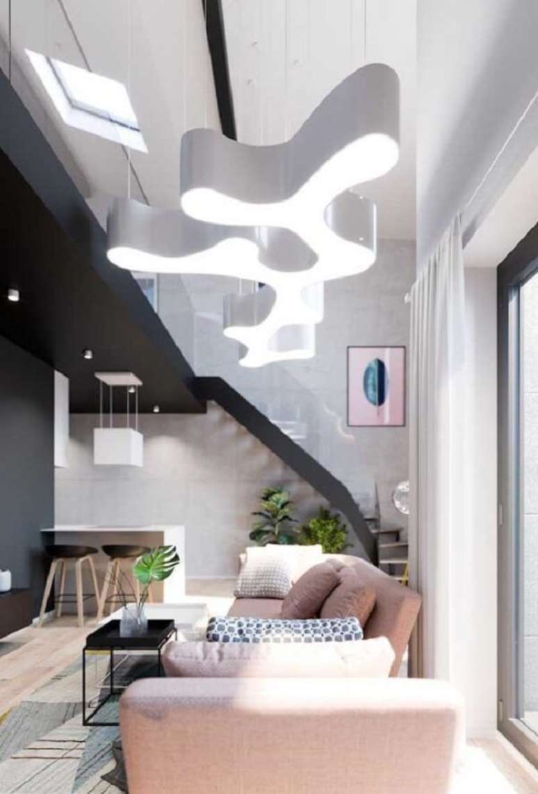15. A luminária irreverente chama atenção na decoração dessa casa com mezanino interno. Fonte: Pinterest