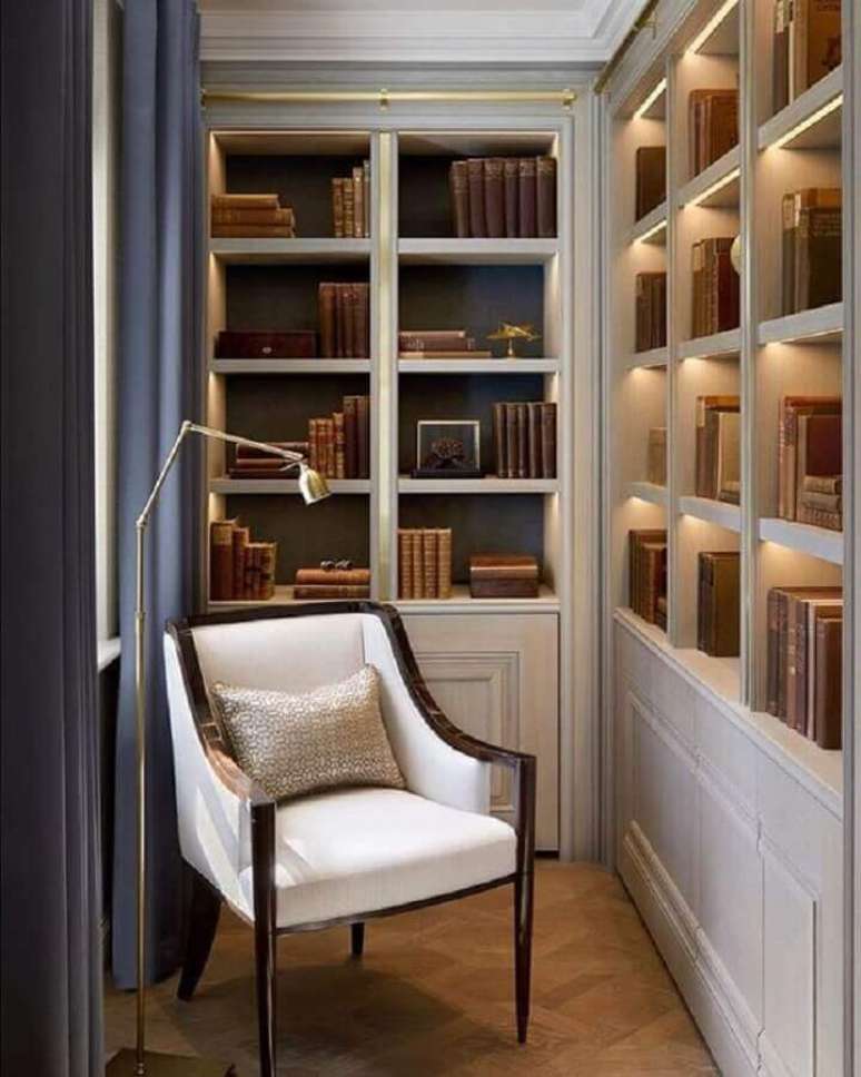 11. Cantinho de leitura pequeno planejado com estante para livros e poltrona pequena para leitura – Foto: Next Luxury