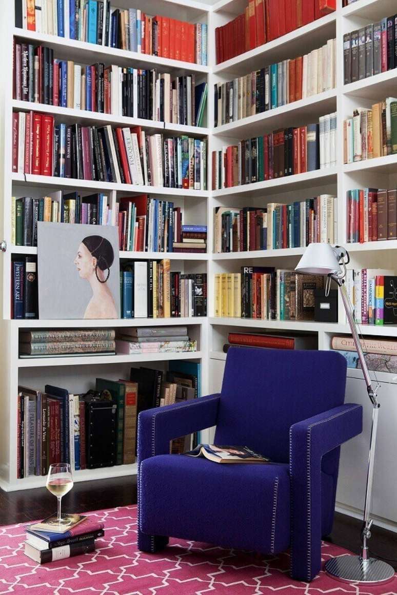 12. Estante de livros planejadas para decoração de cantinho de leitura com poltrona confortável para leitura – Foto: Vintage & Chic