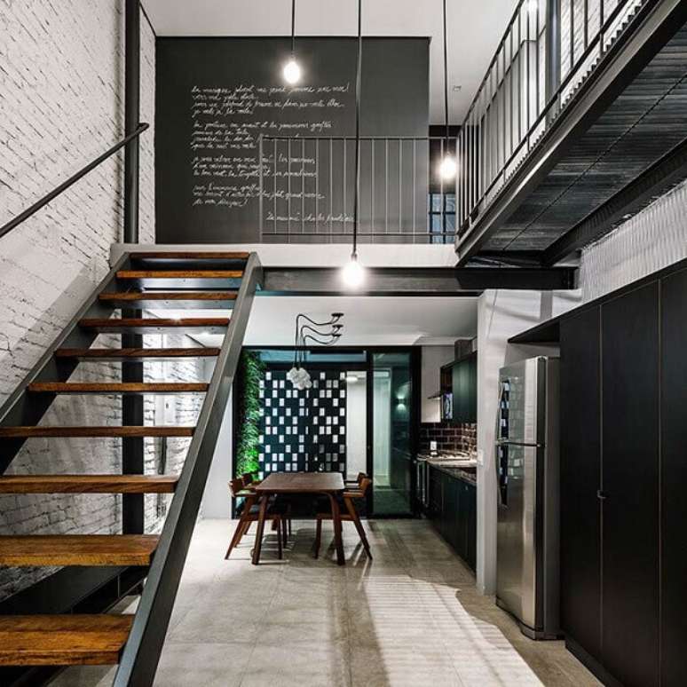 24. Casa com mezanino com decoração industrial. Fonte: Pinterest