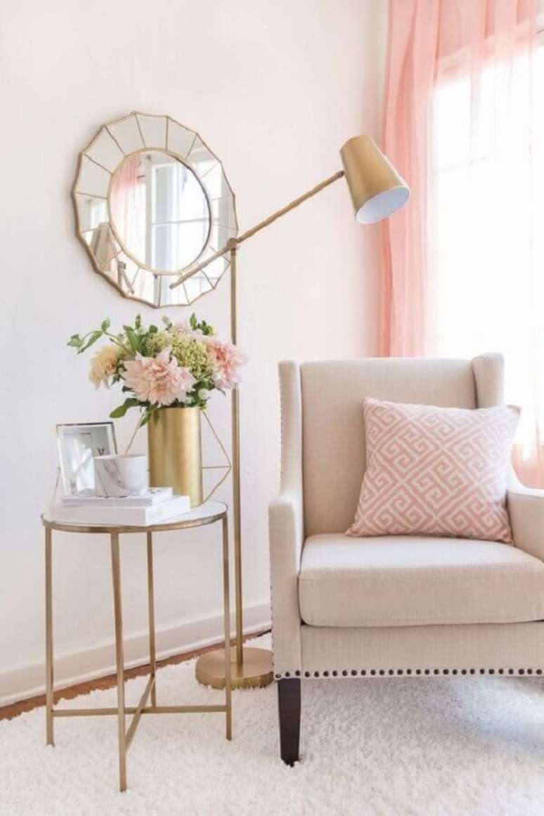 28. Decoração clean em tons de rosa com poltrona para leitura clássica – Foto: Pinterest