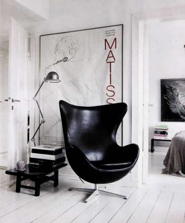 31. Decoração minimalista com confortável poltrona de couro para leitura preta – Foto: Casa de Valentina