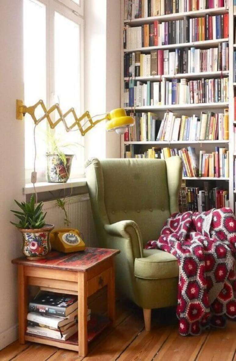 35. Cantinho de leitura simples decorado com estante para livros e poltrona para leitura verde clássica – Foto: Pinterest