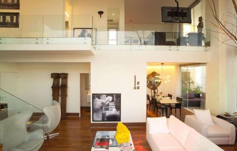 40. Guarda-corpo de vidro integra de forma discreta os ambientes da casa com mezanino. Fonte: SQ+ Arquitetos Associados