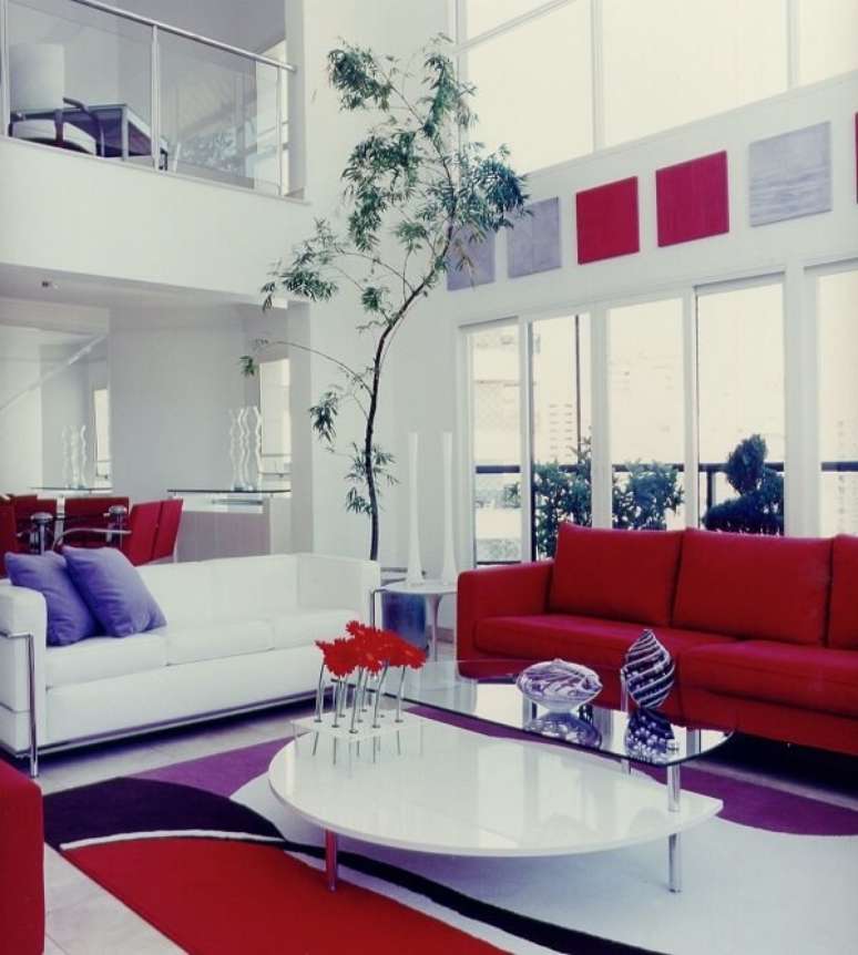 43. Invista em objetos coloridos e traga alegria para os projetos de casas com p&eacute; direito alto e mezanino. Fonte: Brunete Fraccaroli