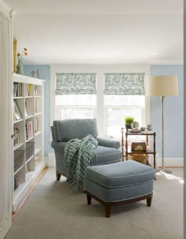 41. Decoração clean com poltrona confortável para leitura – Foto: Futurist Architecture