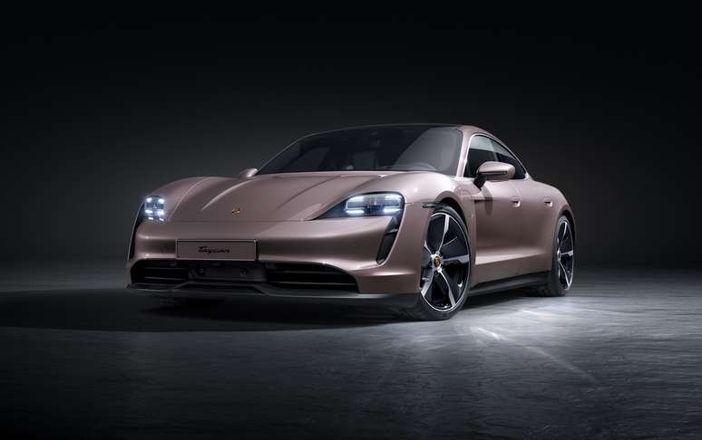 Porsche Taycan começa a ser vendido por R$ 589.000, já com carregador doméstico.