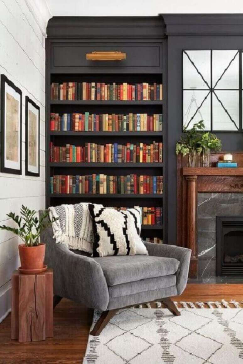 50. Sala clássica planejada com estante de livros cinza e poltrona para leitura confortável – Foto: Apartment Theory