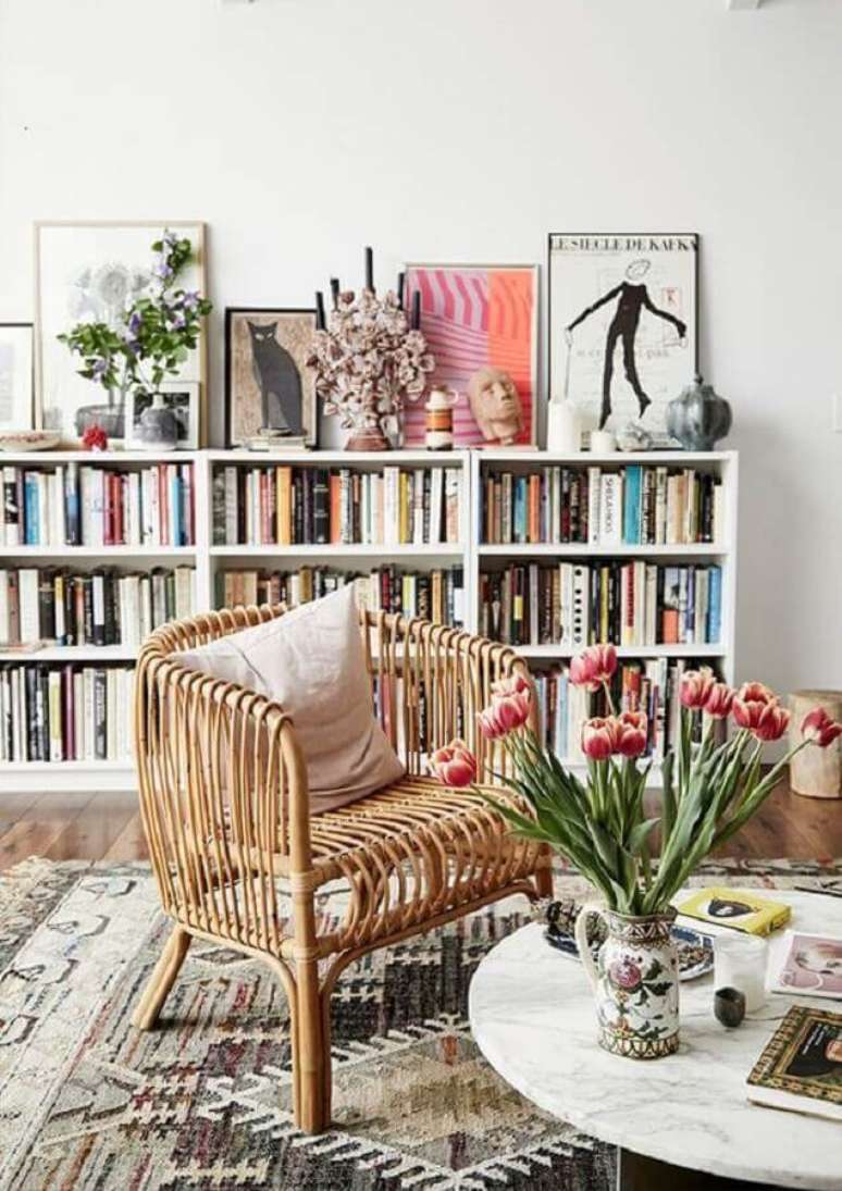 53. Decoração simples com poltrona de leitura para sala – Foto: Lonny Magazine