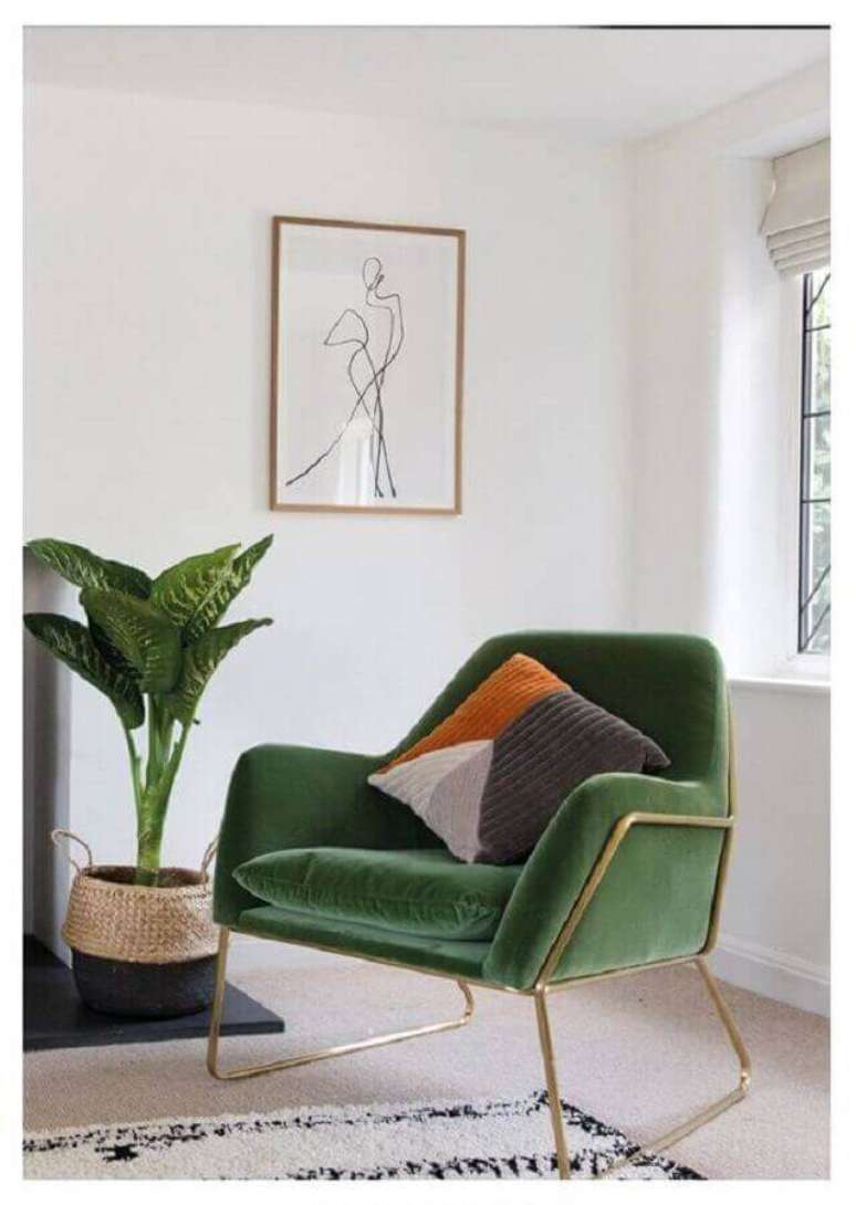 58. Sala de estar decorada com poltrona para leitura verde moderna – Foto: Made