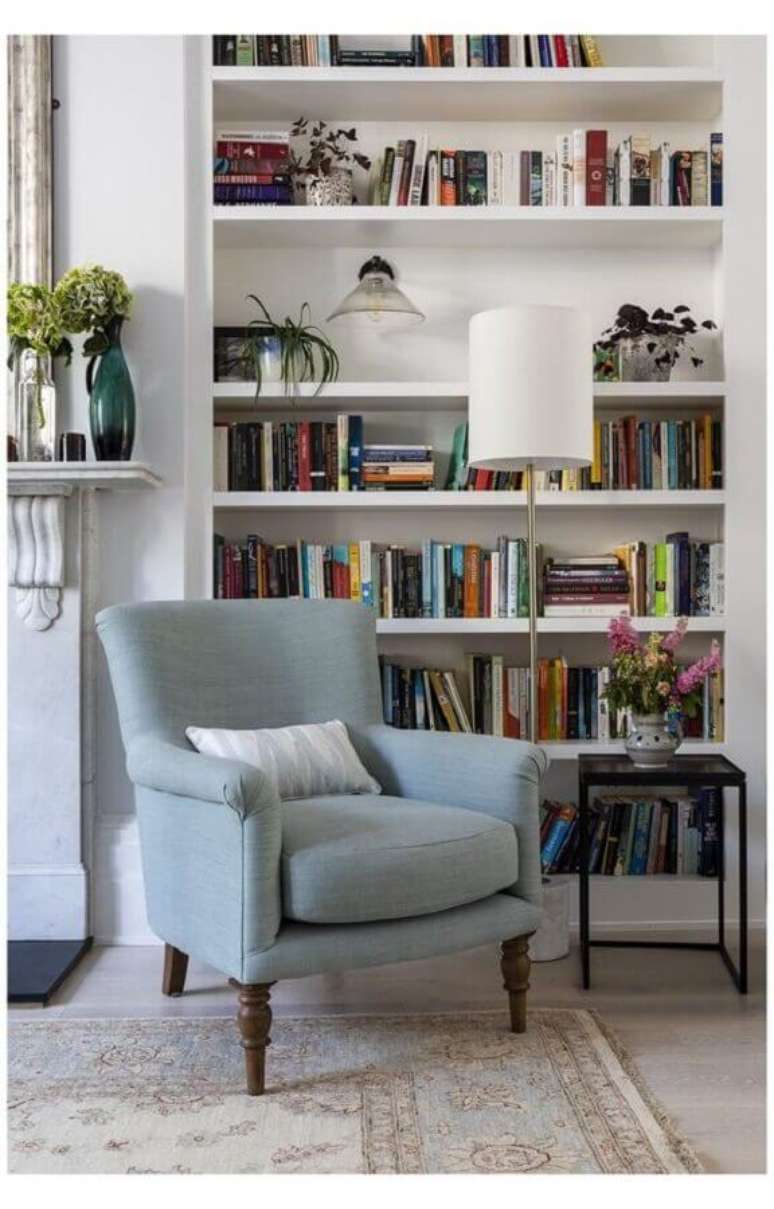 60. Decoração de sala de estar com poltrona para leitura e estante planejada para livros – Foto: Pinterest