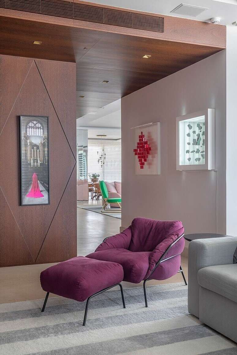 61. Decoração de sala moderna com poltrona para leitura com puff – Foto: Casa de Valentina