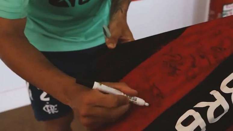 Jogadores do Flamengo autografam camisas que serão leiloadas para a compra de cilindros de oxigênio para o Amazonas