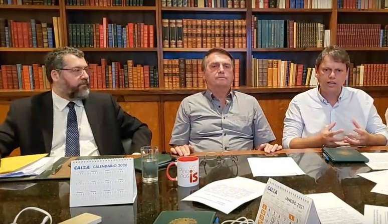 O presidente Jair Bolsonaro em live com os ministros Ernesto Araújo e Tarcísio Freitas