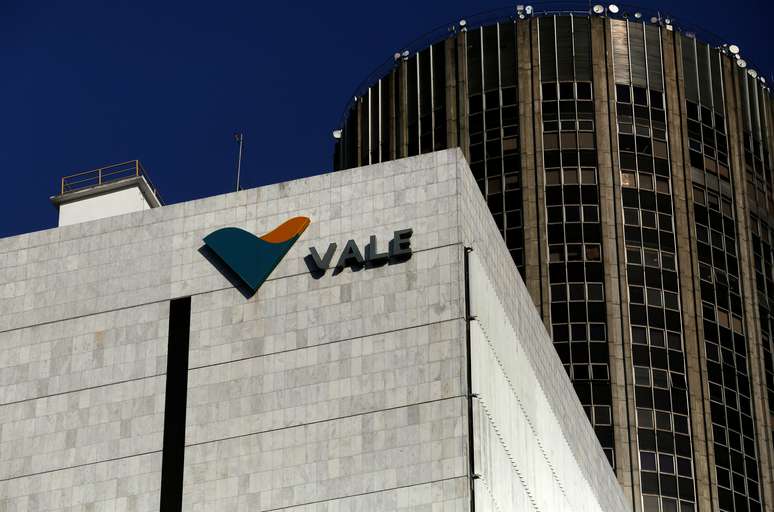 Logo da mineradora brasileira Vale no edifício-sede da companhia no Rio de Janeiro
REUTERS/Pilar Olivares/File Photo