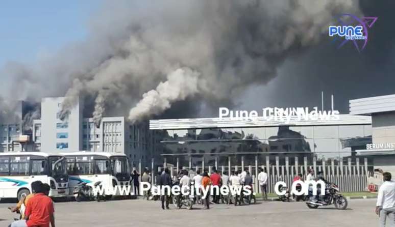 Imagem de vídeo mostra fumaça durante incêndio em complexo do Instituto Serum, em Pune, na Índia
21/02/2021 PUNE CITY NEWS/Divulgação via REUTERS  