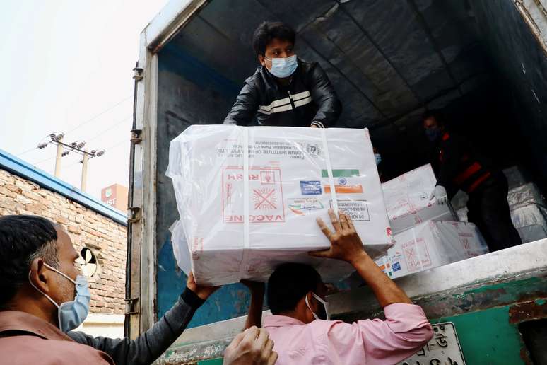 Funcionários descarregam caixas com a vacina Oxford/AstraZeneca contra Covid-19 doadas pela Índia em Daca, em Bamgladesh
21/01/2021 REUTERS/Mohammad Ponir Hossain