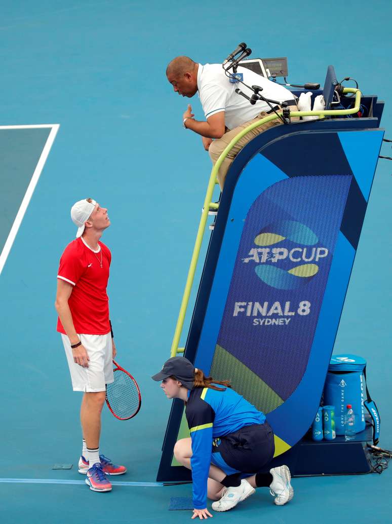 Tenista Denis Shapovalov conversa com &aacute;rbitro Carlos Bernardes durante partida na Austr&aacute;lia no ano passado
10/01/2020
REUTERS/Ciro De Luca