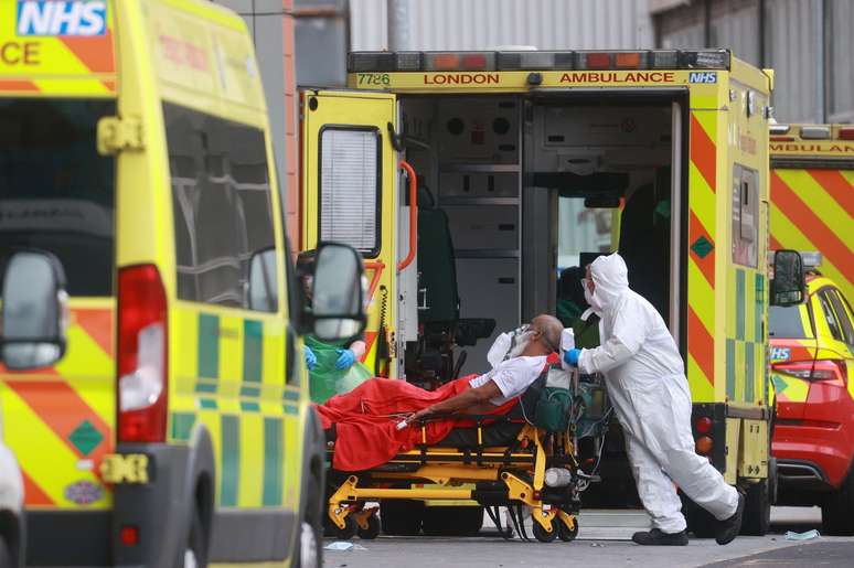 Trabalhadores de saúde transportam paciente em hospital de Londres
21/01/2021 REUTERS/Hannah McKay