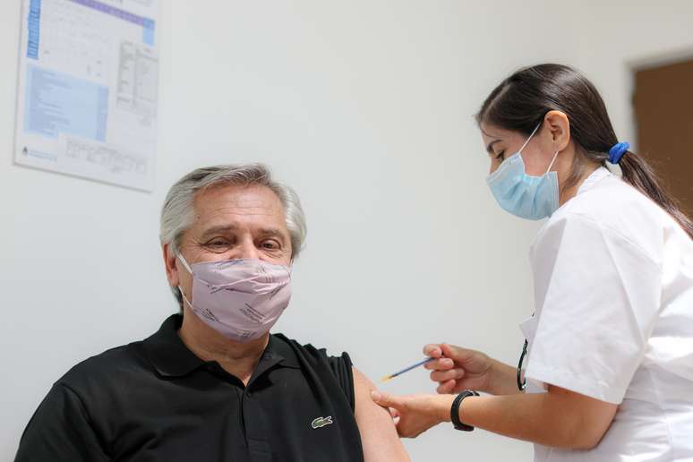 Presidente da Argentina, Alberto Fernández, recebe primeira dose da vacina Sputnik V contra Covid-10 em hospital de Buenos Aires
21/01/2021 Esteban Collazo/Presidência Argentina/Divulgação via REUTERS