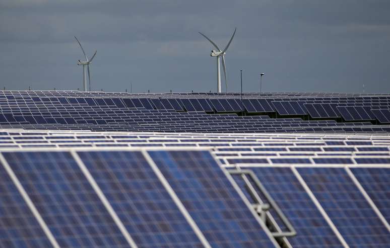 Instalações de energias eólica e solar 
27/04/2016
REUTERS/Max Rossi