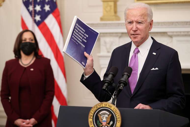 Biden apresenta planos para enfrentar a Covid-19 nos EUA
21/01/2021
REUTERS/Jonathan Ernst