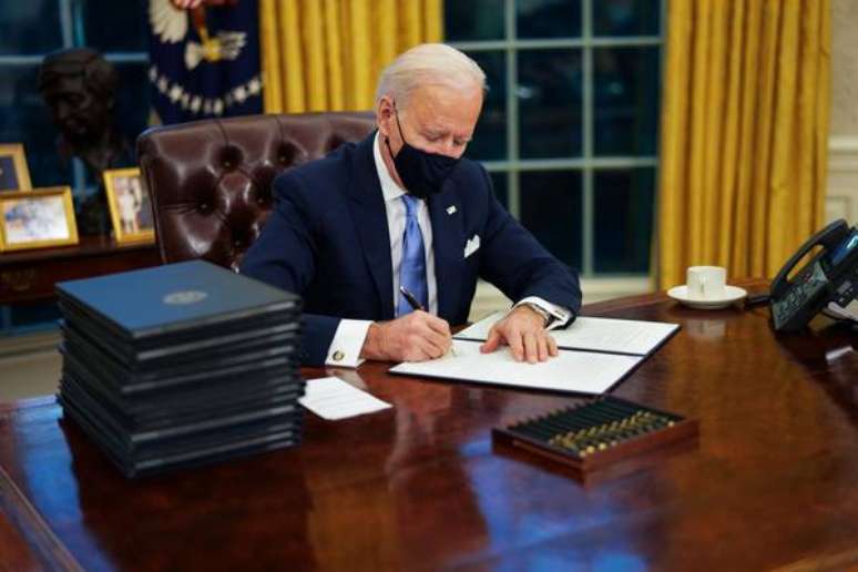 Joe Biden assina ordens executivas em suas primeiras horas de governo