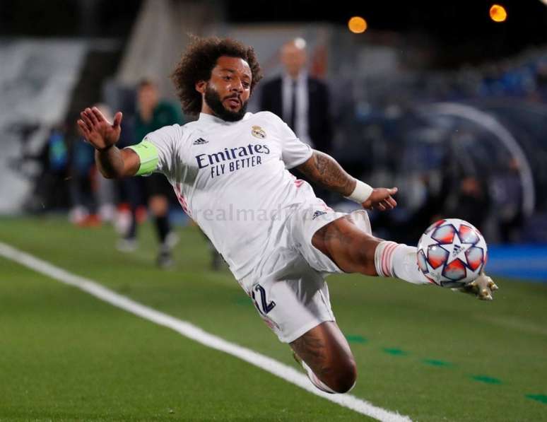 Apesar da orientação de Marcelo, o jovem atacante falhou na marcação (Foto: Víctor Carretero / Real Madrid)