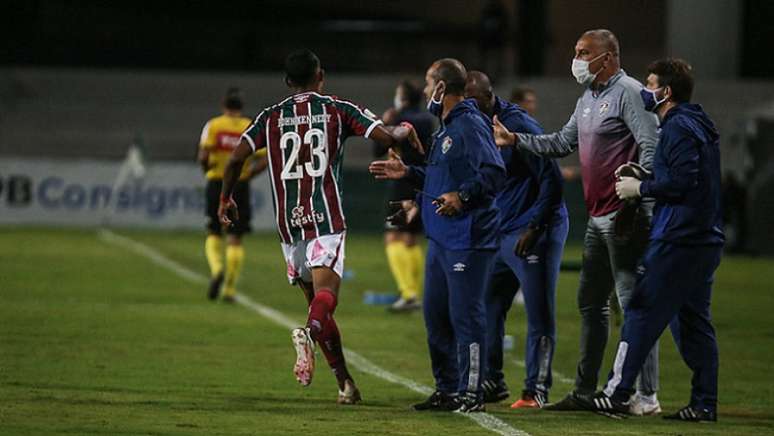 John Kennedy comemora gol com a comissão técnica do Fluminense (Foto: Lucas Merçon/Fluminense FC)