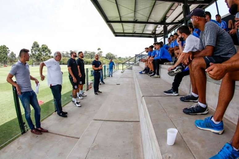 Danilo, ao lado da diretoria, foi apresentado ao elenco sub-23 do Corinthians (Foto: Rodrigo Gazzanel/Ag. Corinthians)