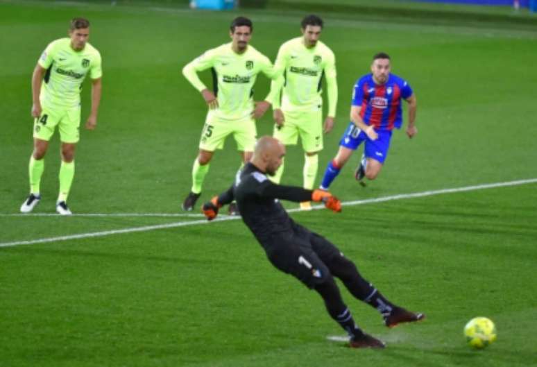Gol de pênalti do goleiro Dmitrovic (Foto: ANDER GILLENEA / AFP)