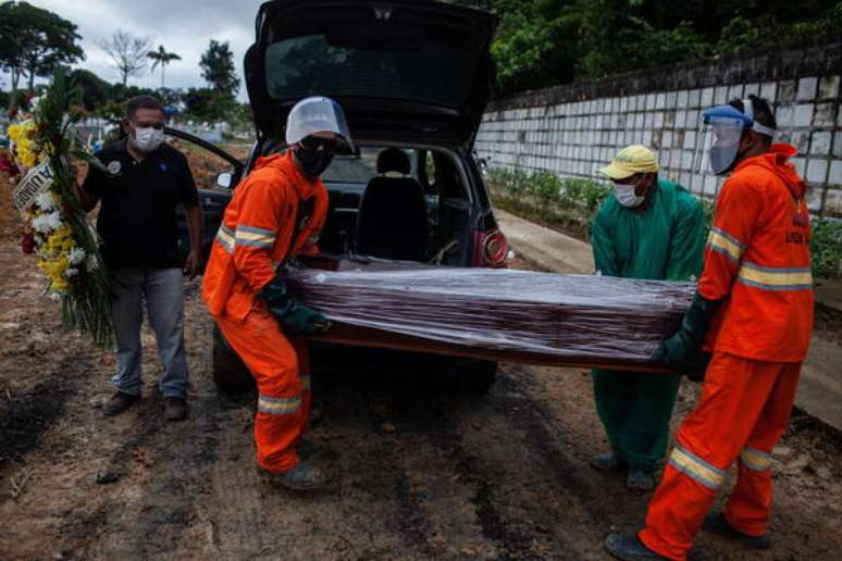 Brasil voltou a ter números elevados de mortes e casos de covid-19