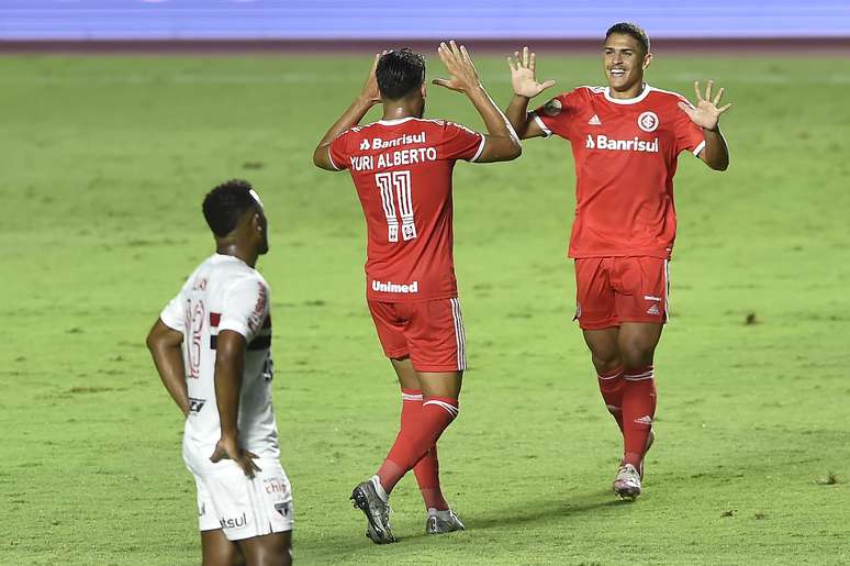 Internacional goleou o São Paulo e assumiu a liderança do Brasileirão