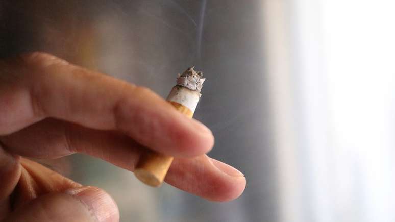 Se um fumante não vê ninguém próximo a ele morrer por causa do cigarro, ele tende a acreditar que o risco é pequeno