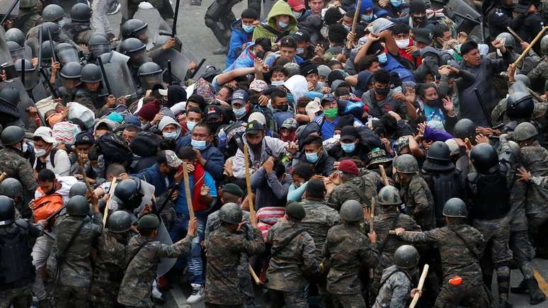 As forças de segurança da Guatemala confrontaram membros da enorme caravana que tentava chegar aos EUA no fim de semana