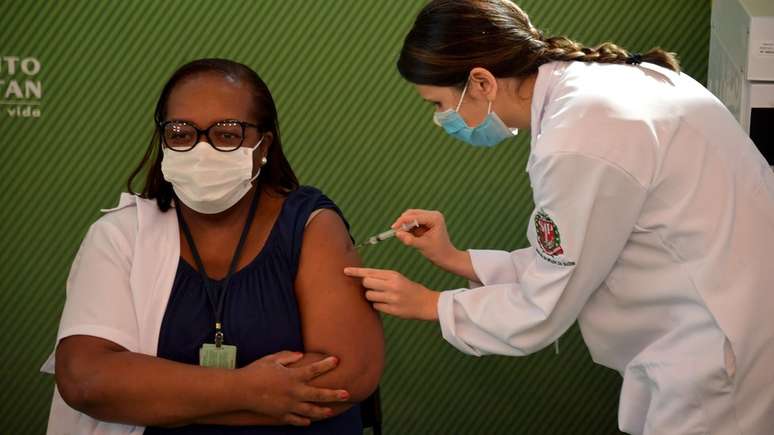 A enfermeira Monica Calazans recebeu a primeira vacina do Brasil