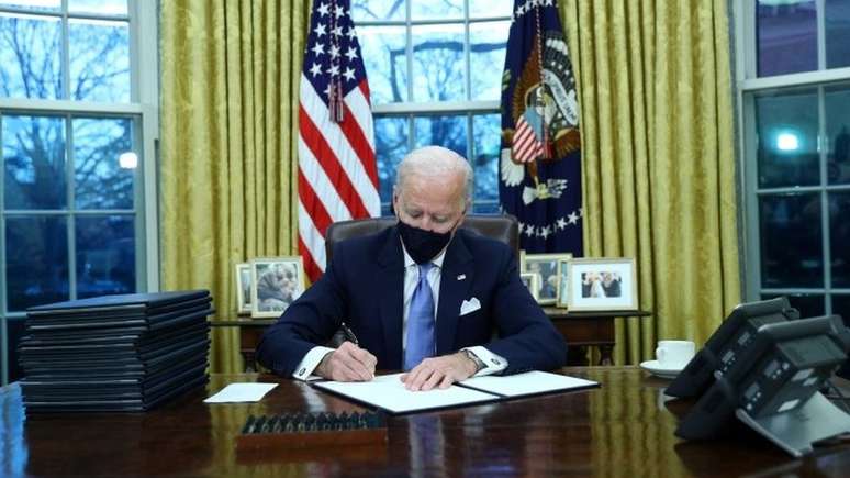 O presidente Biden usará seu poder executivo para desfazer algumas das medidas de imigração implementadas por Trump