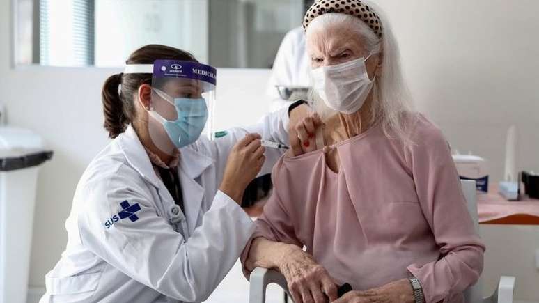 Prioridade de vacinação no momento é para profissionais de saúde na linha de frente contra a pandemia e idosos institucionalizados