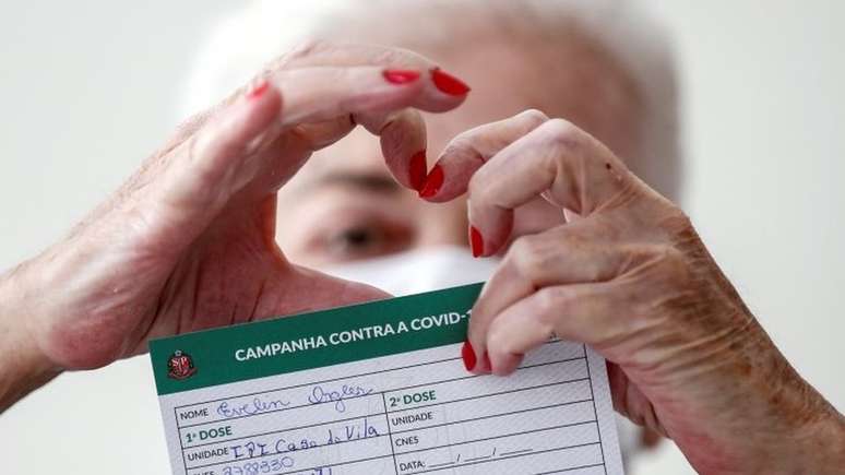 Mulher vacinada em São Paulo contra a covid-19; por enquanto, Brasil tem aprovados pela Anvisa 10,8 milhões de doses da CoronaVac e 2 milhões da AstraZeneca