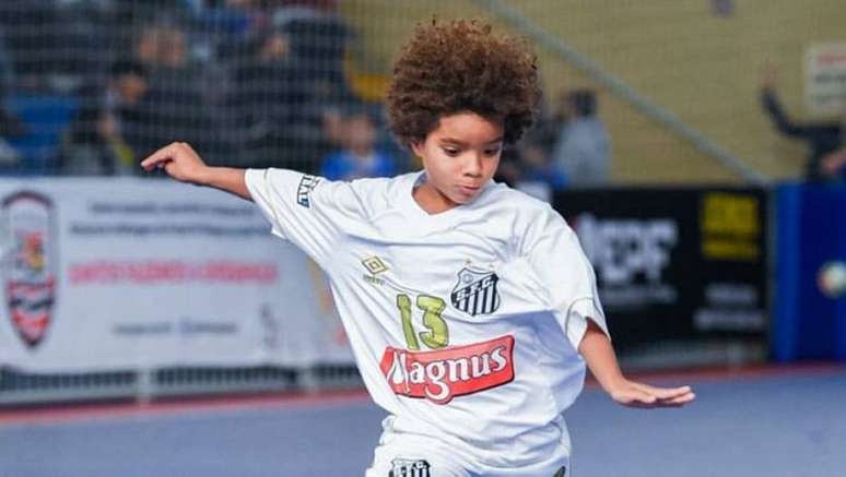 Kauan Basile tme 8 anos e atua no futsal do Santos