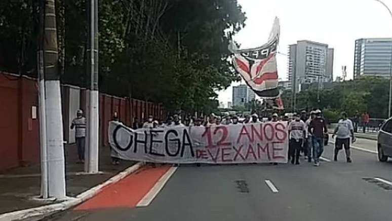 Torcedores protestaram em frente ao CT do São Paulo