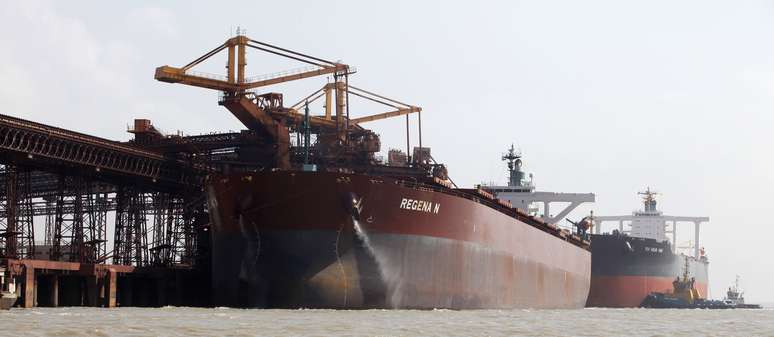 Navios ancorados no terminal de Ponta da Madeira, em São Luís (MA) 
09/12/2011
REUTERS/Paulo Whitaker