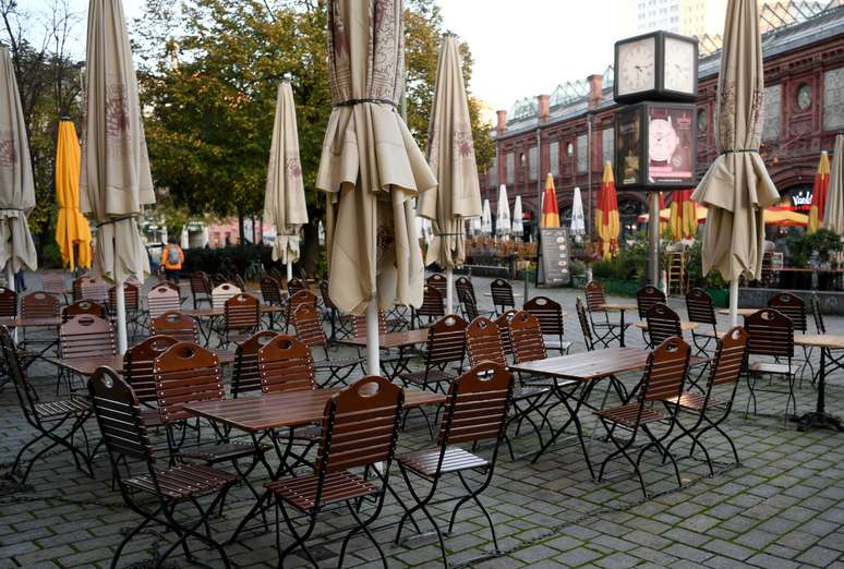 Cadeiras e mesas vazias em Berlim em meio à pandemia de coronavírus.  REUTERS/Annegret Hilse/File Photo