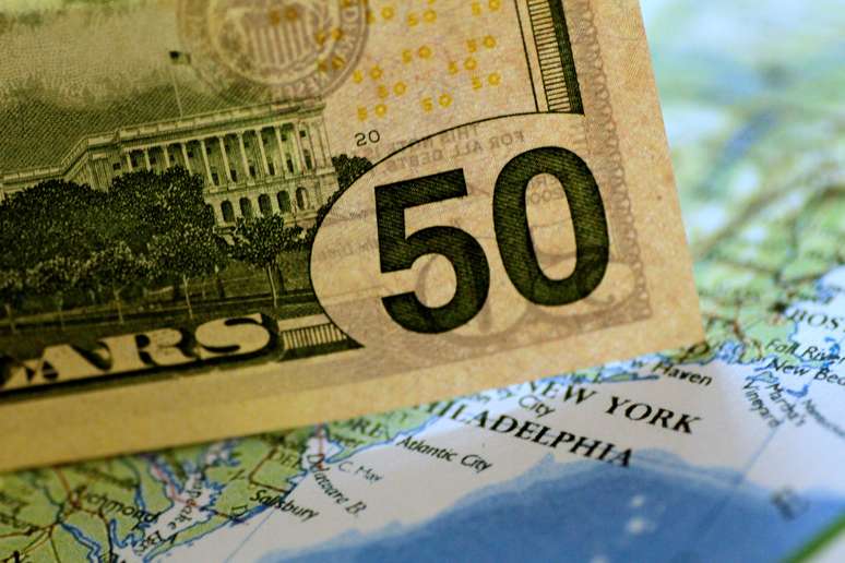 Dólar segue em alta com riscos fiscais no radar em dia de cautela no exterior.   REUTERS/Thomas White/Illustration