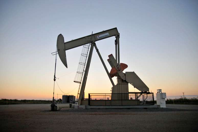 Bomba de petróleo perto de Guthrie, Oklahoma
15/9/2015    REUTERS/Nick Oxford