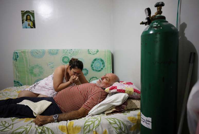 Osmar Magalhães recebe ajuda da filha Karoline Magalhães em sua casa em Manaus
20/01/2021
REUTERS/Bruno Kelly
