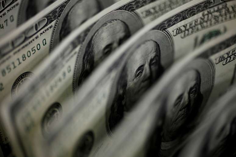 Notas de dólar 
02/08/2011
REUTERS/Yuriko Nakao