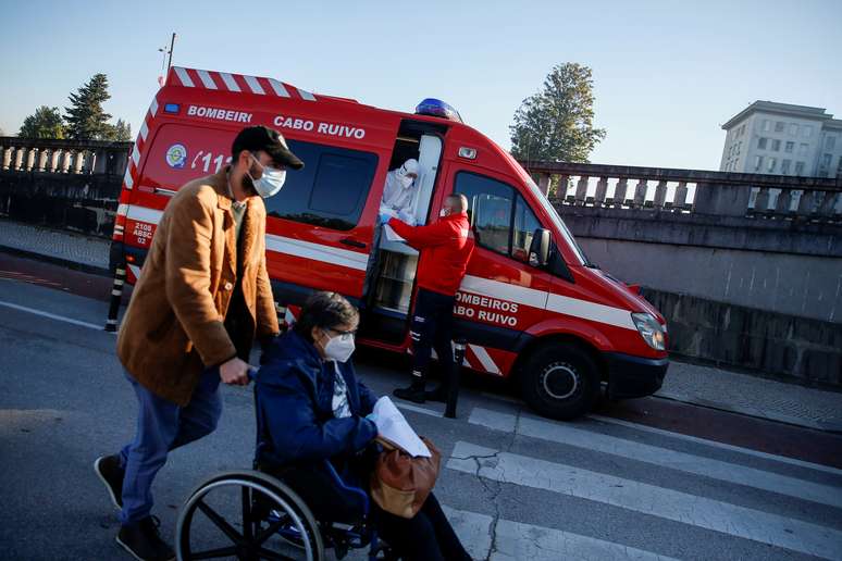 Ambulância com paciente com Covid-19 do lado de fora do hospital Santa Maria, em Lisboa
18/01/2021
REUTERS/Pedro Nunes